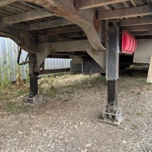 Semi-remorque plateau Coder d’occasion – vue latérale 3 essieux