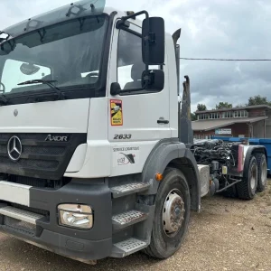 Tracteur ampliroll Mercedes-Benz Axor 2633 d’occasion – vue avant cabine