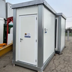 Guérite de chantier d'occasion 150x240m équipée porte et structure métallique