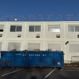 Base vie modulaire de chantier avec modules empilés