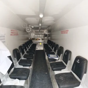 Intérieur cabine de survie chantier avec sièges pour opérateurs
