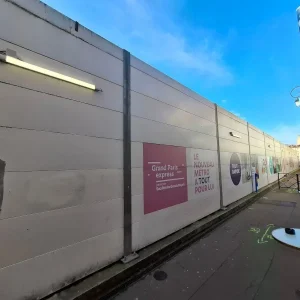 Panneaux acoustiques antibruit installés sur chantier urbain