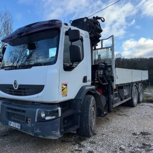 Camion Renault Lander plateau avec grue HIAB XS 377 – poids lourd chantier